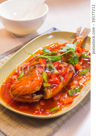 deep fried fish 39177212