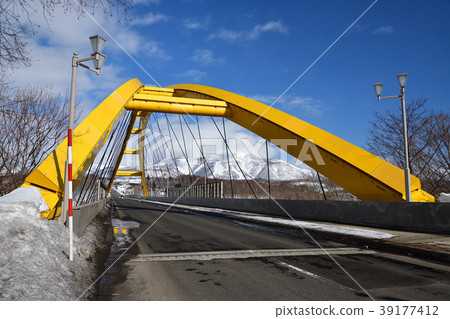 在北海道二世谷鎮拍攝Niseko Ohashi和Niseko Annupuri的風景，對著早春的藍天 39177412