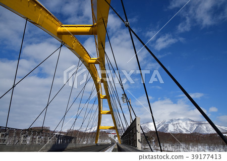 在北海道二世谷鎮拍攝Niseko Ohashi和Niseko Annupuri的風景，對著早春的藍天 39177413