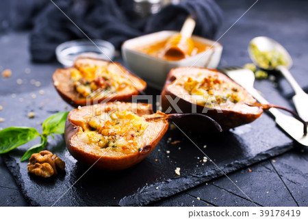 pear with cheese 39178419