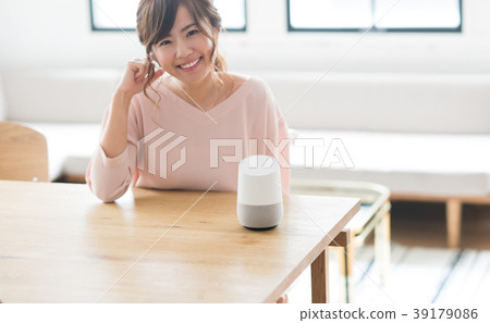 年輕女子（智能音箱） 39179086