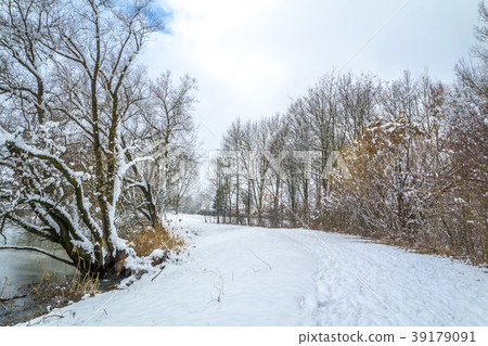 Part frozen pond and path around it in the winter Part frozen pond and path around it in the winter 39179091