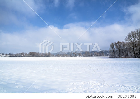 Winter landscape with snow field in countryside 39179095