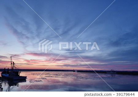 漁港染成日落(北海道,根室地區) 漁港染成日落(北海道,根室地區) 39179644
