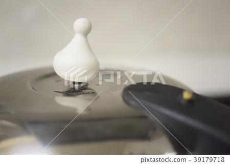 壓力鍋重量(擺動後的狀態) 壓力鍋重量(擺動後的狀態) 39179718