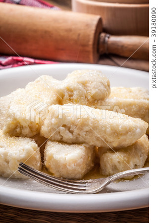 Lazy dumplings with sugar. 39180090
