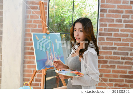 Concept Artist Beautiful girl. Beautiful women are creating art. 39180261
