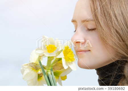 Young women enjoy the bouquet of daffodils Young women enjoy the bouquet of daffodils 39180692