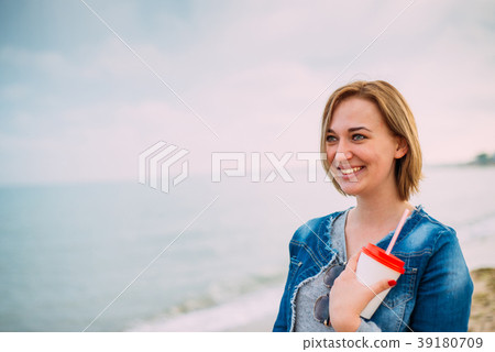 Girl with a short haircut by the sea Girl with a short haircut by the sea 39180709