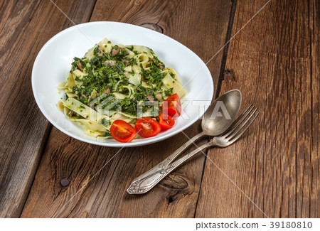 Spaghetti with spinach and bacon. Spaghetti with spinach and bacon. 39180810