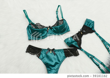 Emerald set of underwear on white fur 39181182