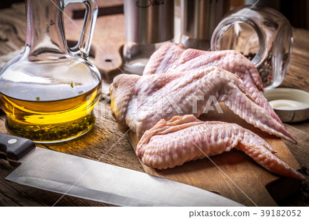 Fresh chicken wings. Fresh chicken wings. 39182052