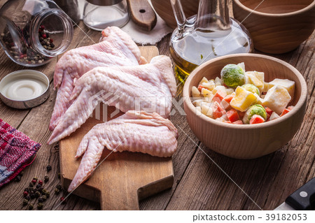 Fresh chicken wings. Fresh chicken wings. 39182053