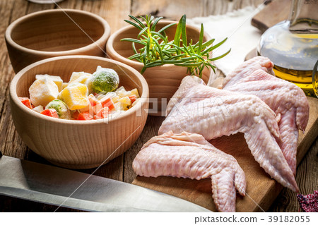 Fresh chicken wings. Fresh chicken wings. 39182055