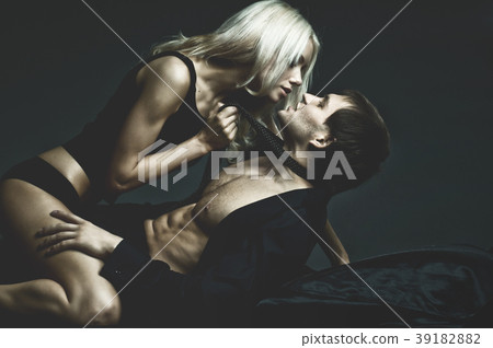 sexy couple 39182882