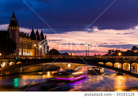 Night view of Conciergerie Castle. Paris, France Night view of Conciergerie Castle. Paris, France 39183126