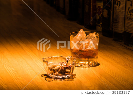 在威士忌搖滾吧櫃檯 39183157