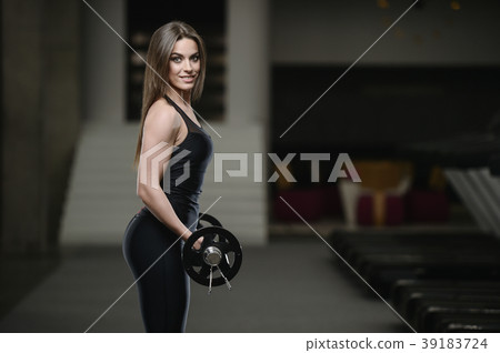 strong sexy athletic young girl working out in gym 39183724