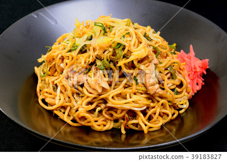 Delicious sauce fried noodles 39183827