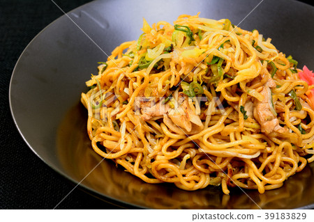 Delicious sauce fried noodles 39183829