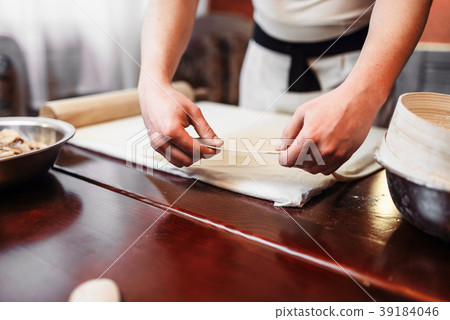 Male chef cooking apple strudel 39184046