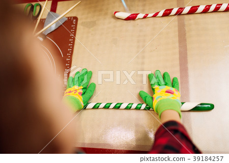 Male chef hands in gloves, caramel making process 39184257