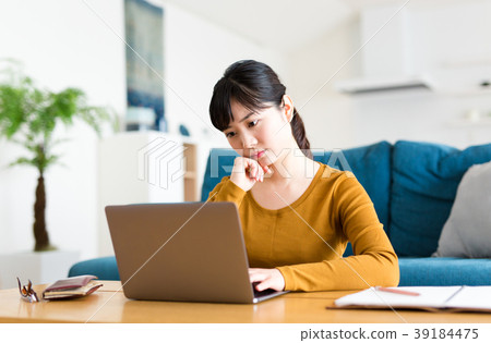 家庭PC女人擔心 家庭PC女人擔心 39184475