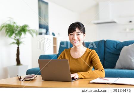 家用電腦的女人 家用電腦的女人 39184476