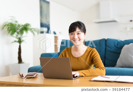家用電腦的女人 家用電腦的女人 39184477
