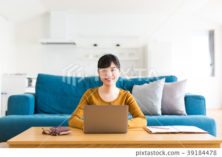 家用電腦的女人 39184478