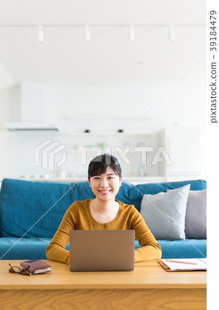 家用電腦的女人 家用電腦的女人 39184479