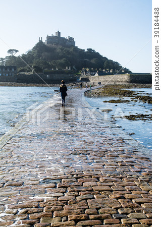 聖邁克爾山和鵝卵石小徑通往海岸和島嶼,在陽光下看到 聖邁克爾山和鵝卵石小徑通往海岸和島嶼,在陽光下看到 39184488