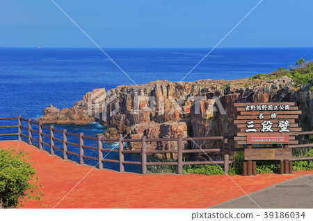 Shirahama three-step wall under fine weather 39186034