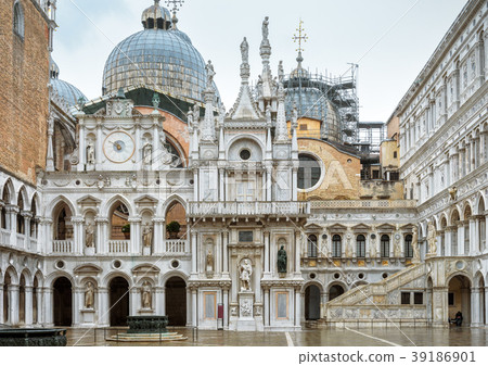 Courtyard of Doge`s Palace in Venice, Italy Courtyard of Doge`s Palace in Venice, Italy 39186901