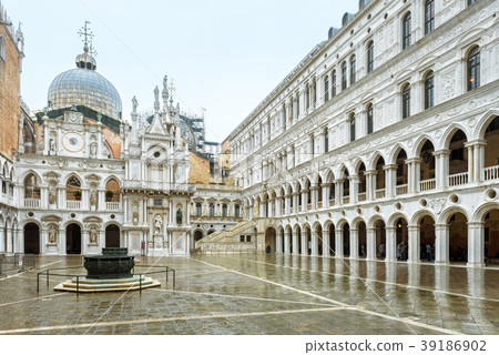 Courtyard of Doge`s Palace in Venice, Italy Courtyard of Doge`s Palace in Venice, Italy 39186902