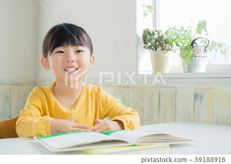 Children reading a picture book 39188916