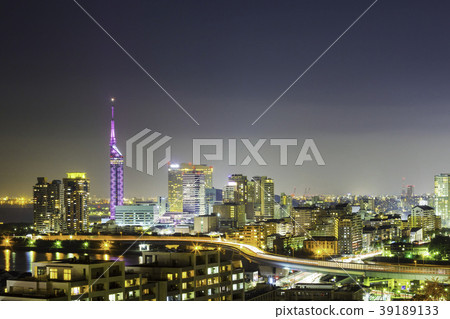 福岡福岡塔美好的夜視圖弄髒了與櫻花顏色 39189133