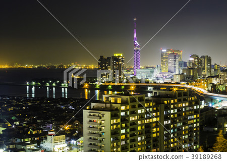福岡福岡塔美好的夜視圖弄髒了與櫻花顏色 39189268