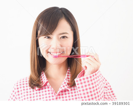 Woman wearing pajamas and brushing teeth 39189301