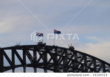 Sydney Harbor Bridge climbing by tourists Sydney Harbor Bridge climbing by tourists 39189554