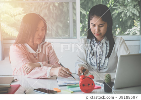 Business team analyzing income charts Business team analyzing income charts 39189597