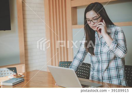 Asian woman working on laptop Asian woman working on laptop 39189915