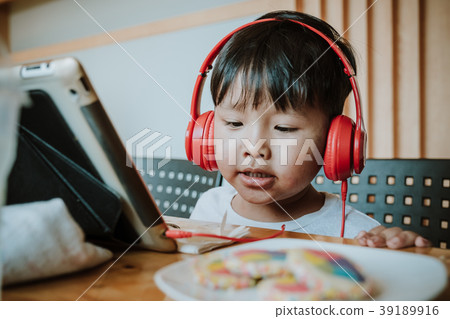 Asian boy listening music Asian boy listening music 39189916