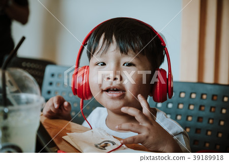 Asian boy listening music Asian boy listening music 39189918