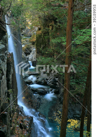 流下來谷的秋天瀑布 流下來谷的秋天瀑布 39189958