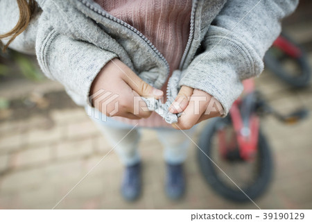 女孩的手關閉連帽衫拉鍊 39190129