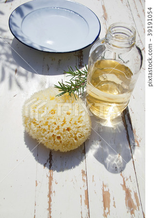 迷迭香和油瓶和海綿在庭院桌和水池上 39191054