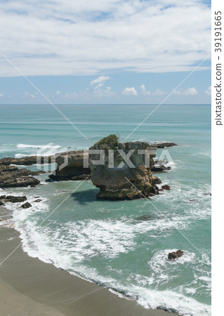 Breaking rock on sea shore over Tasman sea Breaking rock on sea shore over Tasman sea 39191665