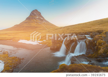 Kirkjufellsfoss volcano natural waterfall 39191673