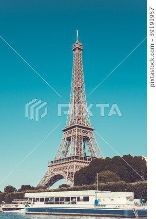 The Eiffel tower and the Seine river The Eiffel tower and the Seine river 39191957